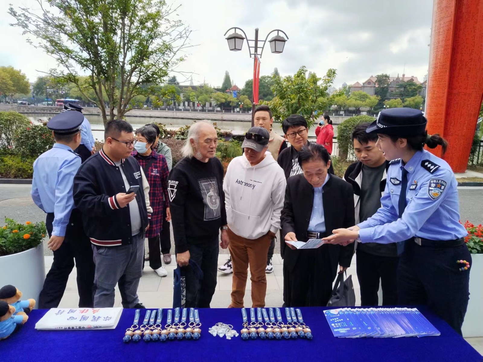 反诈宣传文化艺术作品巡展暨反电诈知识宣传活动在南通群英馆开幕1.jpg