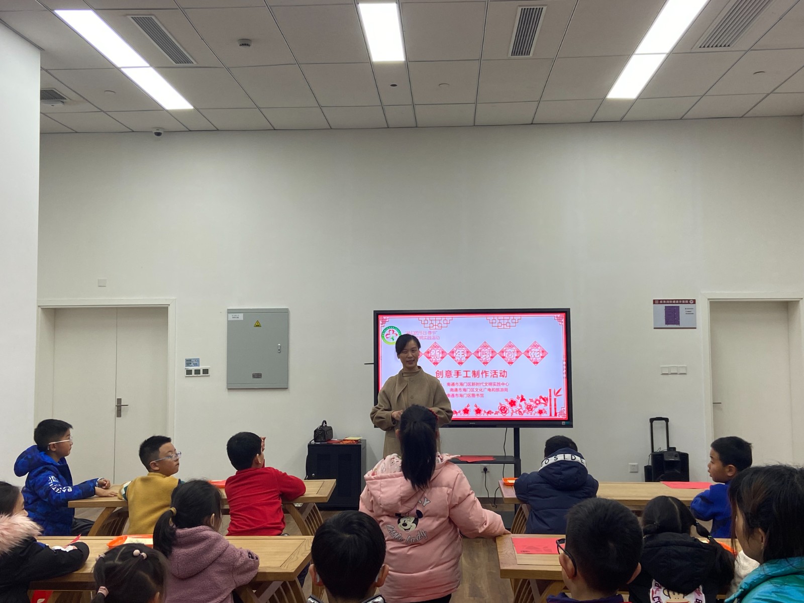 剪纸贺新春——海门区图书馆举办“迎新年 剪窗花”创意手工制作活动1.jpg