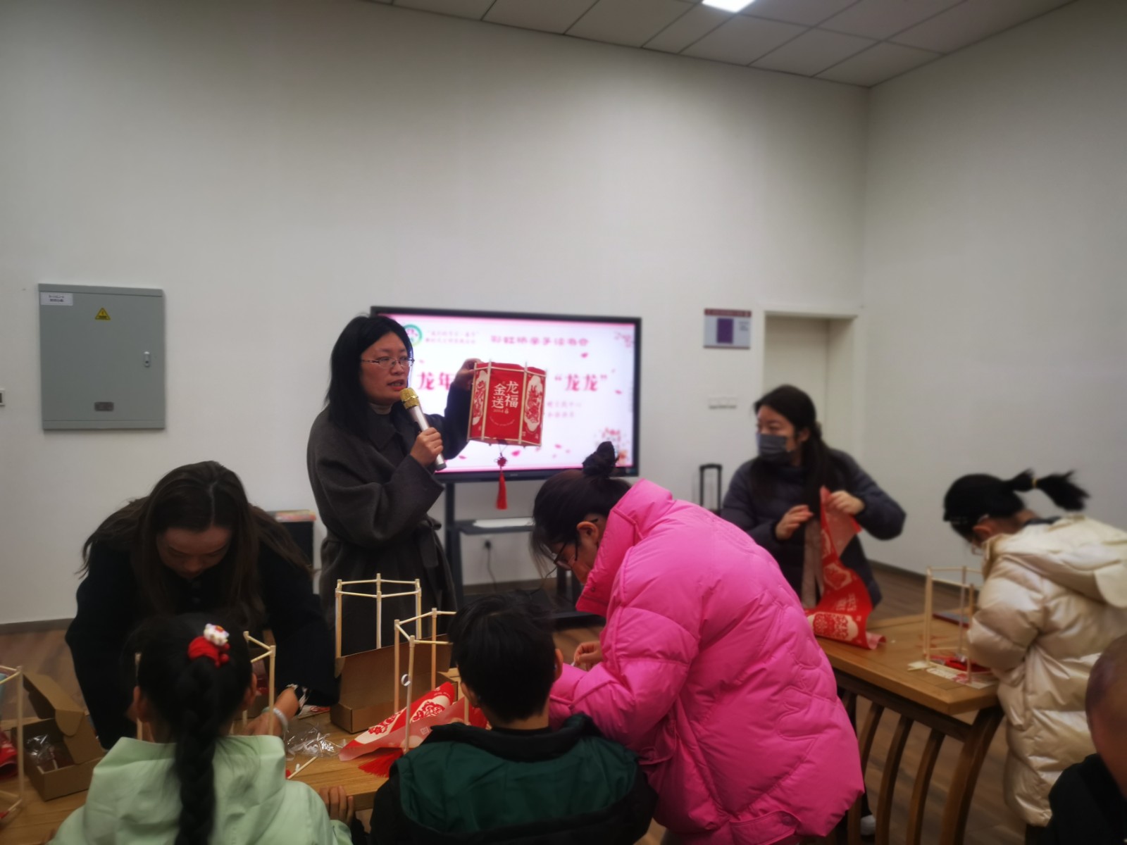“龙年说龙 齐乐‘龙龙’”海门区图书馆彩虹桥亲子读书会侧记1.jpg